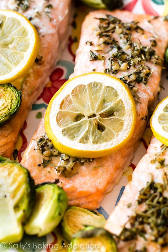 Saumon au citron et aux herbes - un dîner de saumon simple et savoureux à 330 calories préparé en seulement 30 minutes.