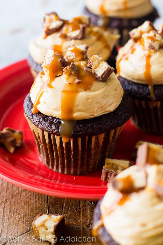 Ultimate Snickers Cupcakes pour l'amant ultime de Snickers candy bar! Prenez la recette sur sallysbakingaddiction.com