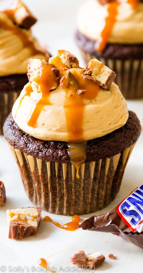 La recette ultime du cupcake! Apprenez à faire ces petits gâteaux Snickers sur sallysbakingaddiction.com