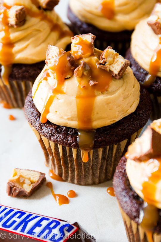 Ultimate Snickers Cupcakes pour l'amant ultime de Snickers candy bar! Prenez la recette sur sallysbakingaddiction.com