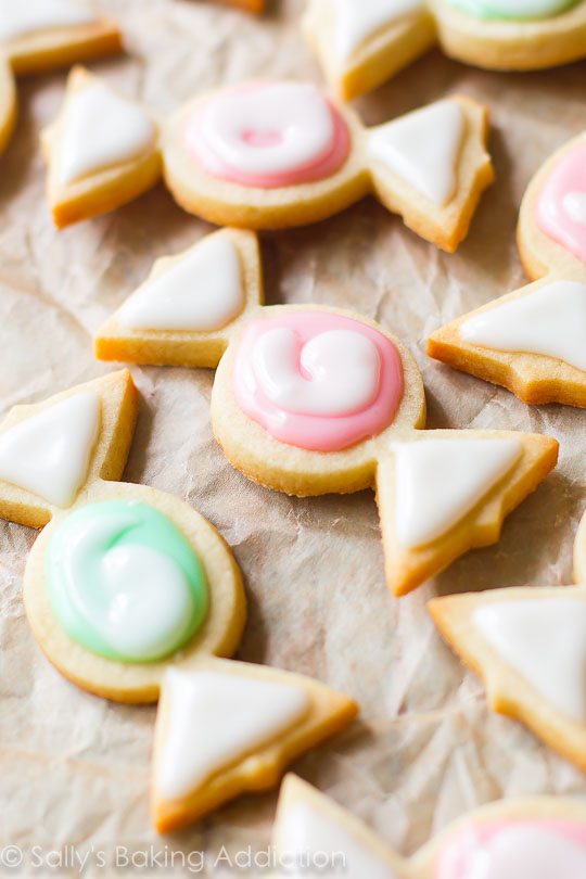 Recette préférée de biscuits au sucre! Essayez-les dans d'adorables formes de bonbons et amusez-vous à décorer! Prenez la recette sur sallysbakingaddiction.com