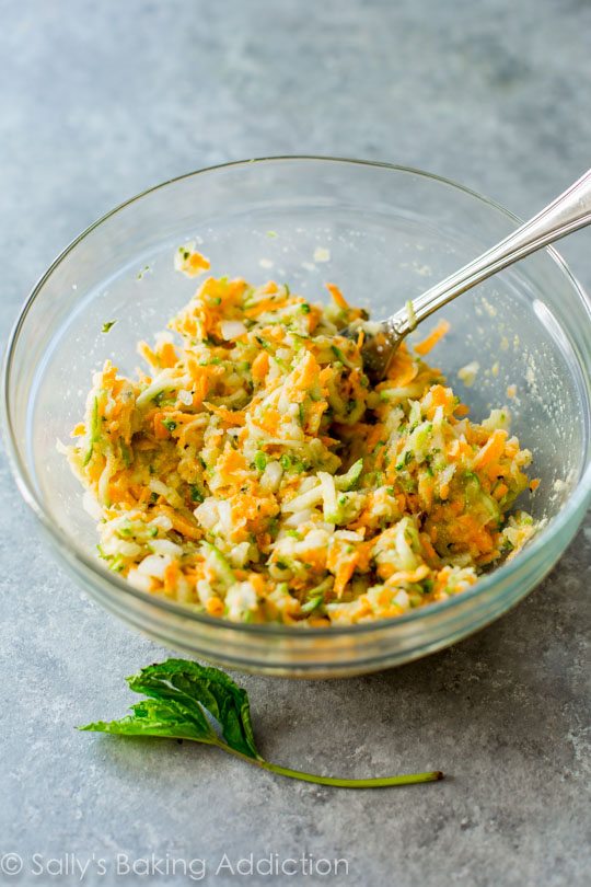 Beignets de courgettes brun doré, croustillants et légers. Accrochez-vous à cette recette!