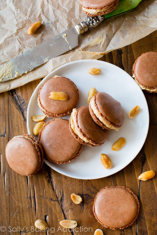 Voici exactement comment faire des macarons au beurre d'arachide au chocolat - plus des conseils, des astuces et des instructions détaillées étape par étape! sallysbakingaddiction.com