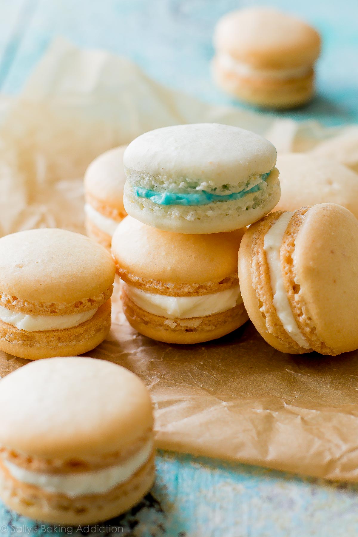 Tutoriel soigneusement expliqué et photographié pour les délicats biscuits au macaron français! Recette sur sallysbakingaddiction.com
