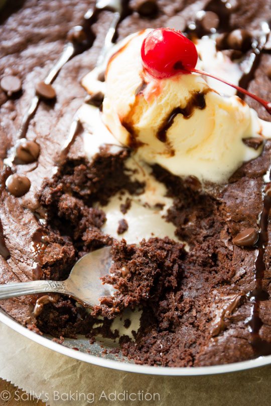 Voici un simple dessert à la poêle vous offrant l'expérience ultime du brownie!