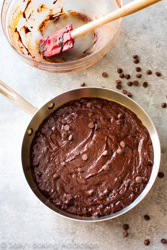 Voici un simple dessert à la poêle vous offrant l'expérience ultime du brownie!