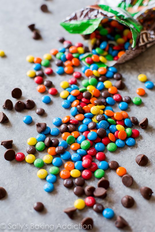 Sérieusement SIMPLE Chip Chocolate M & Ms Skillet Cookie! Recette sur sallysbakingaddiction.com