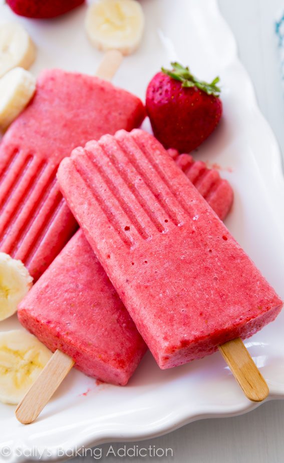 Sucettes glacées à la fraise et à la banane faites avec seulement 3 ingrédients. Battez la chaleur avec un régal maigre cet été!
