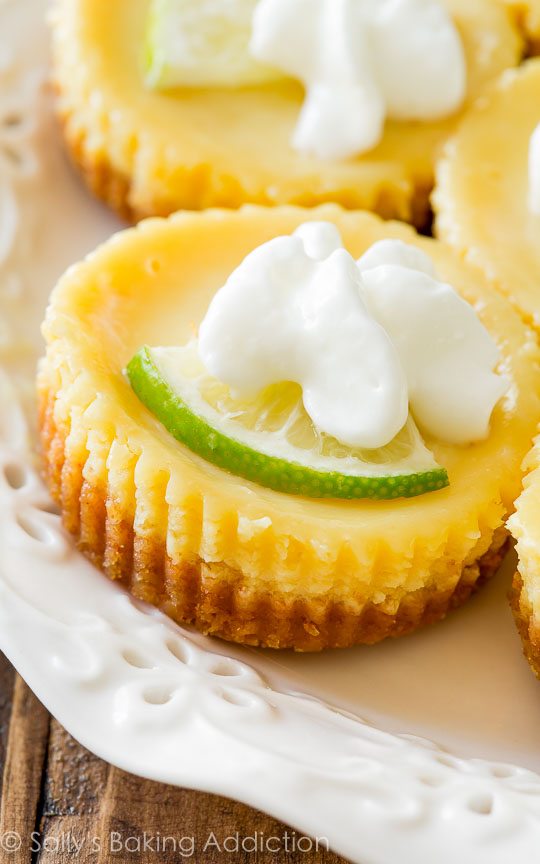 Quoi de mieux que la tarte au citron vert? Tartes au citron vert mini clés INDIVIDUELLES! sallysbakingaddiction.com