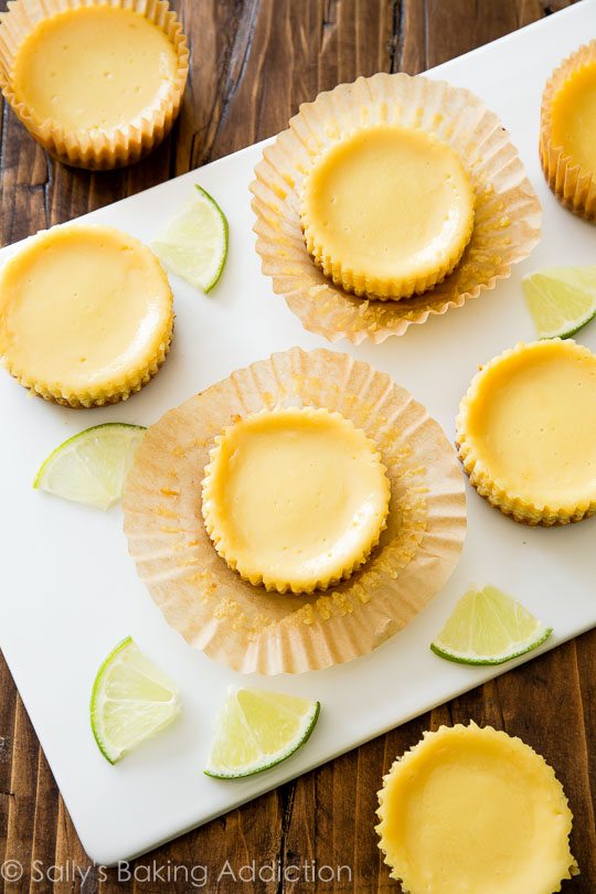 Quoi de mieux que la tarte au citron vert? Tartelettes individuelles au citron vert! sallysbakingaddiction.com