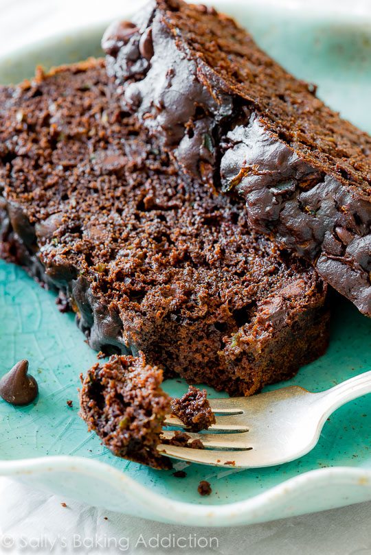 Le pain aux courgettes moelleux et FUDGY double chocolat est si simple à préparer. Et ça a le goût d'un gâteau au chocolat!