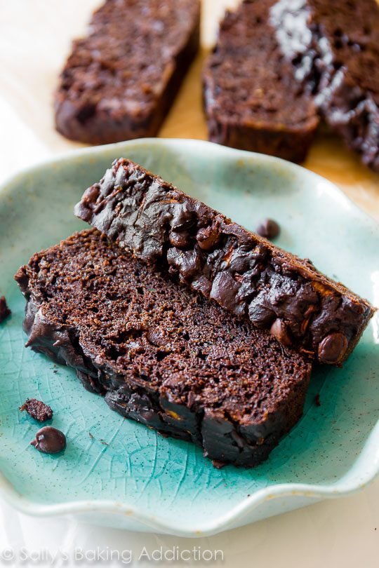Le pain aux courgettes moelleux et FUDGY double chocolat est si simple à préparer. Et ça a le goût d'un gâteau au chocolat!