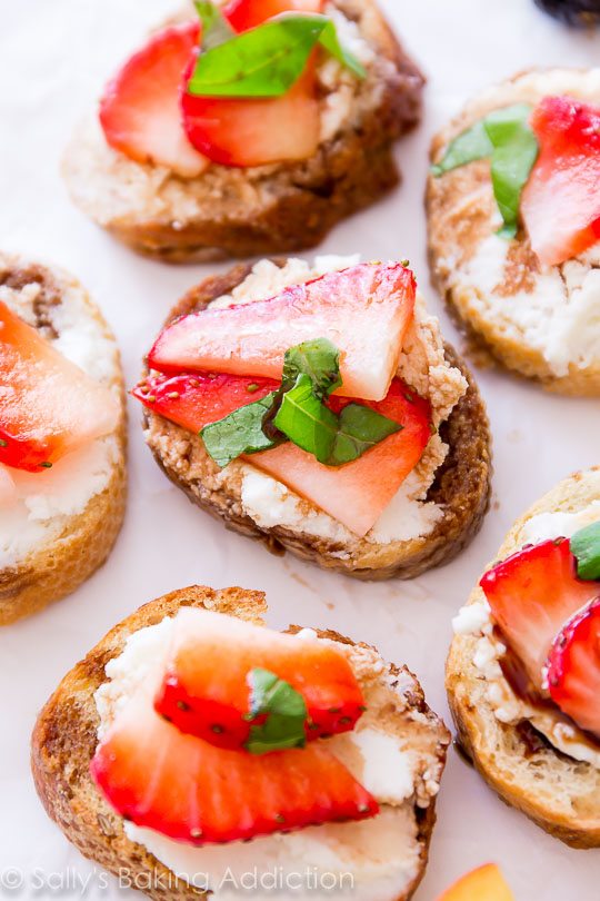 Crostini au fromage de chèvre et aux fraises avec réduction balsamique