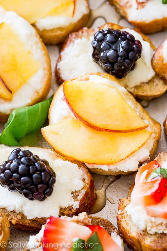 Les crostini au fromage de chèvre et aux fruits sont l'apéritif le plus facile à ce jour. Et tout le monde a adoré ces derniers.