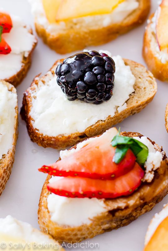 Les crostini au fromage de chèvre et aux fruits sont l'apéritif le plus facile à ce jour. Et tout le monde a adoré ces derniers.