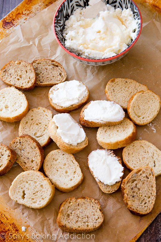 Les crostini au fromage de chèvre et aux fruits sont l'apéritif le plus facile à ce jour. Et tout le monde a adoré ces derniers.