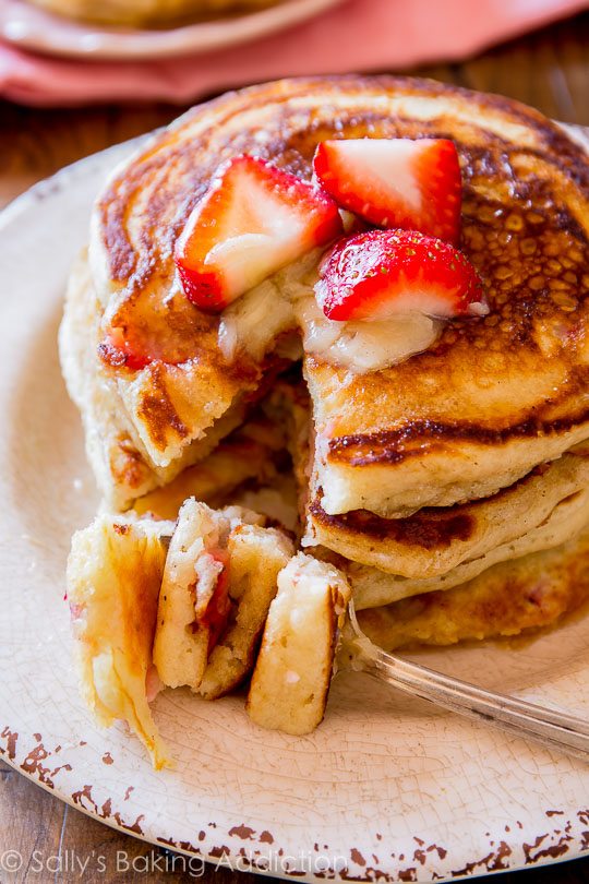 Délicieuses crêpes au babeurre aux fraises - servir avec mon beurre au miel fait maison!