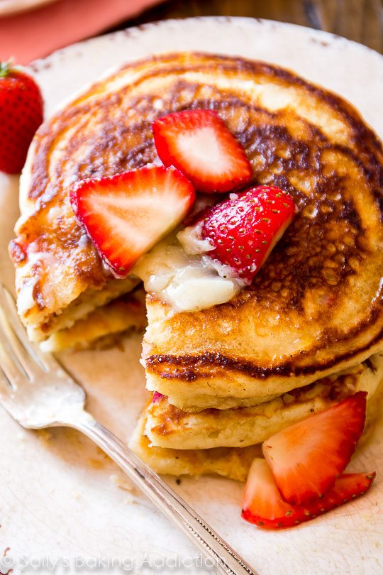 Délicieuses crêpes au babeurre aux fraises - servir avec mon beurre au miel fait maison!