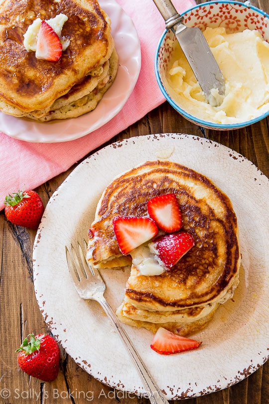 Délicieuses crêpes au babeurre aux fraises - servir avec mon beurre au miel fait maison!