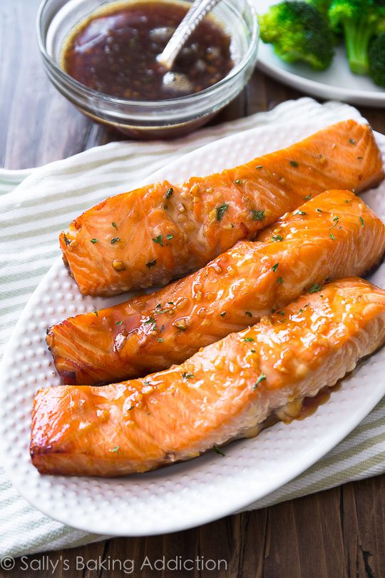 Ce simple saumon glacé au miel et à l'ail est prêt en seulement 35 minutes!