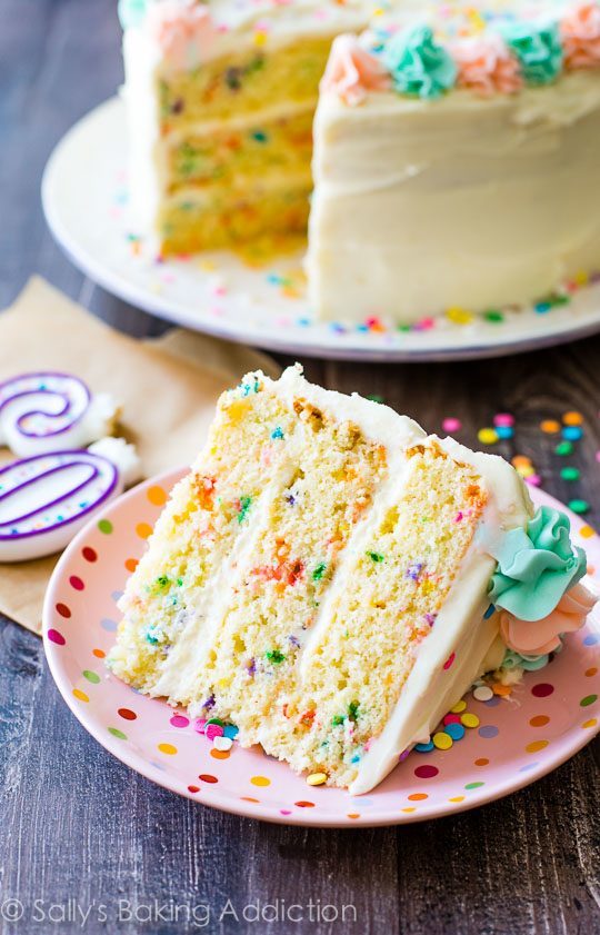 Cette recette de gâteau de couches Funfetti est sur sallysbakingaddiction.com!