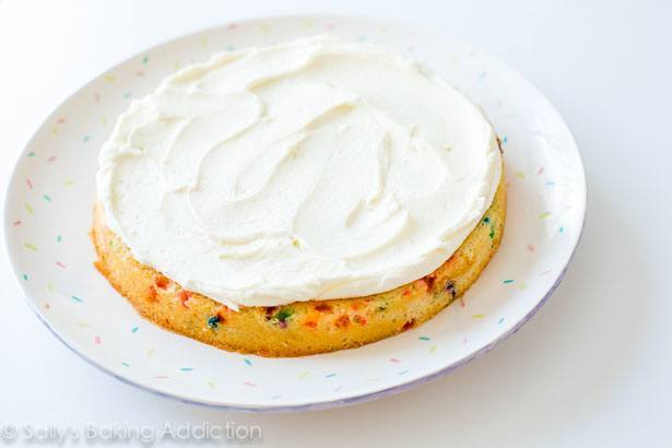 Cette recette de gâteau de couches Funfetti est sur sallysbakingaddiction.com!