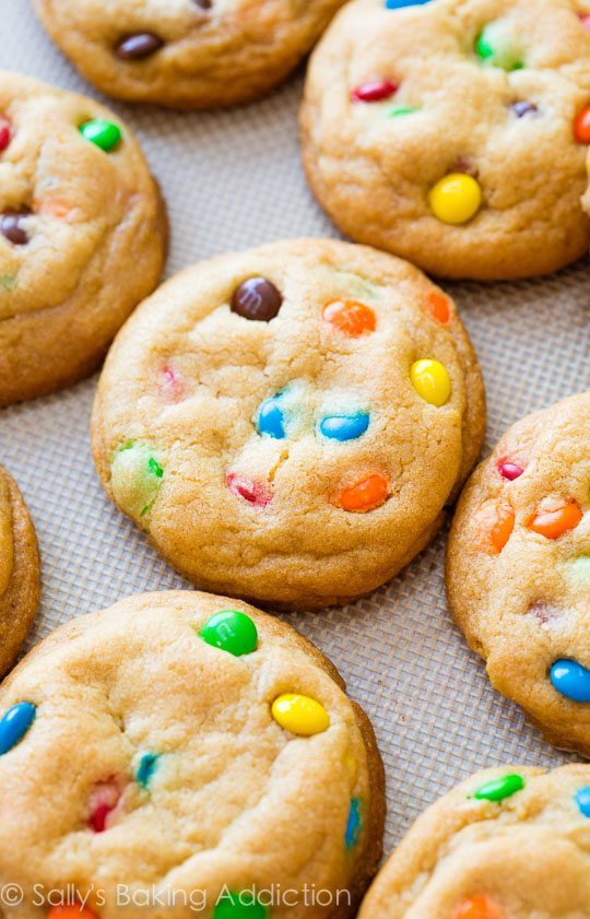 Chewy Rainbow M&M Cookies Recipe sur sallysbakingaddiction.com