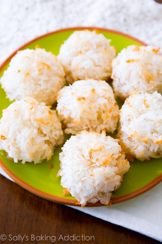 Macarons à la noix de coco faciles. Obtenez la recette (plus 3 autres variantes) sur sallysbakingaddiction.com