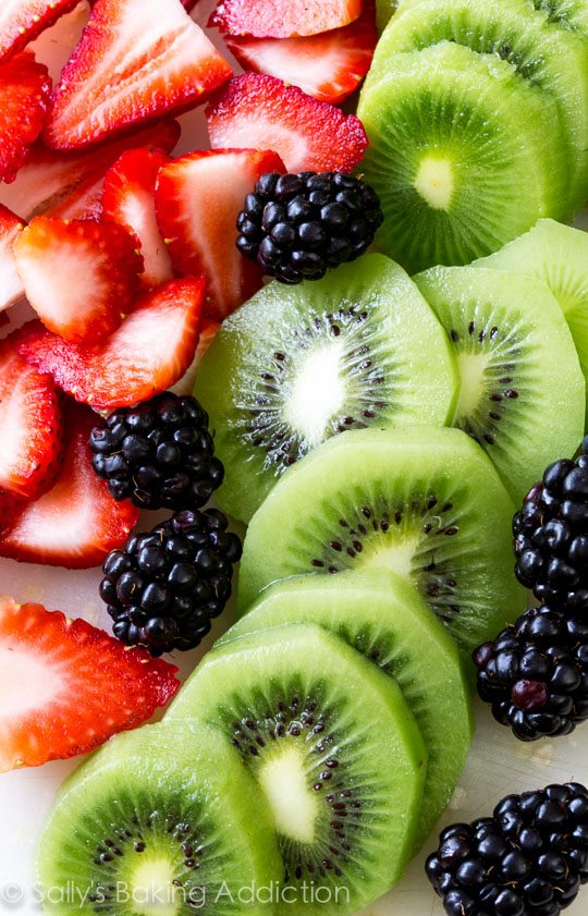 kiwi, mûres et fraises