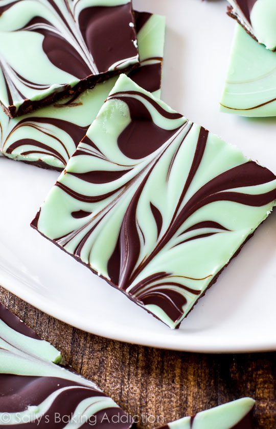 Écorce de tourbillon de chocolat à la menthe facile sur sallysbakingaddiction.com - l'une des friandises les plus faciles que vous ferez!