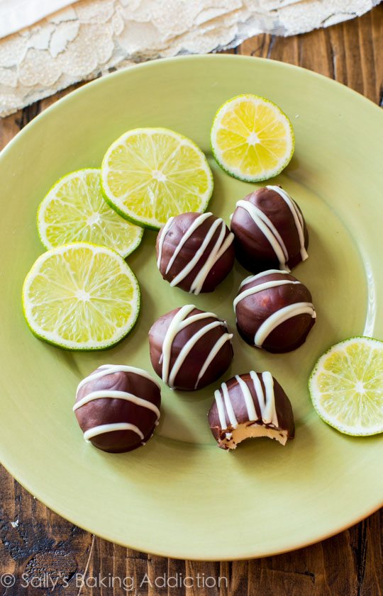 Recette de Truffes à la tarte au citron vert et au chocolat noir sur sallysbakingaddiction.com