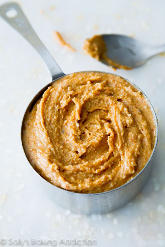 Beurre d’arachide rôti au miel maison - 1 ingrédient, si simple! par sallysbakingaddiction.com