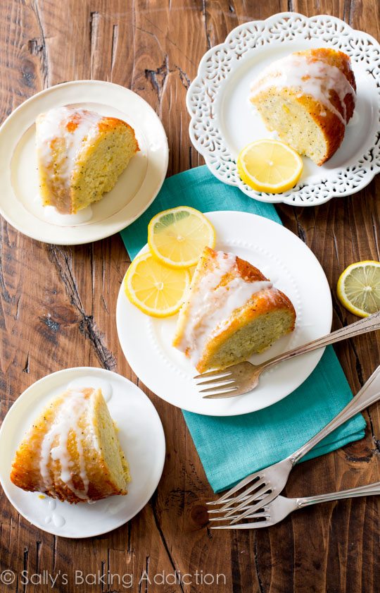 Recette de gâteau glacé au citron et aux graines de pavot sur sallysbakingaddiction.com - doux, simple, plein de saveur!
