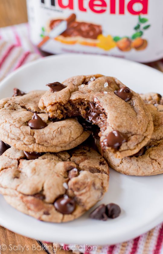 Cookies aux pépites de chocolat Nutella sur sallysbakingaddiction.com. Doux, moelleux, tourbillonné de Nutella et garni de sel marin. Pas de pâte au froid!