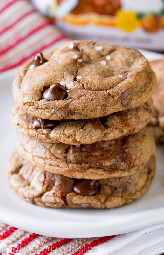 Cookies aux pépites de chocolat Nutella sur sallysbakingaddiction.com. Doux, moelleux, tourbillonné de Nutella et garni de sel marin. Pas de pâte au froid!