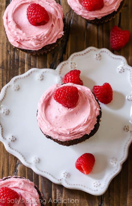 Ces petits gâteaux au chocolat faits maison avec un glaçage crémeux à la framboise ont le goût d'une petite truffe à la framboise parfaite!