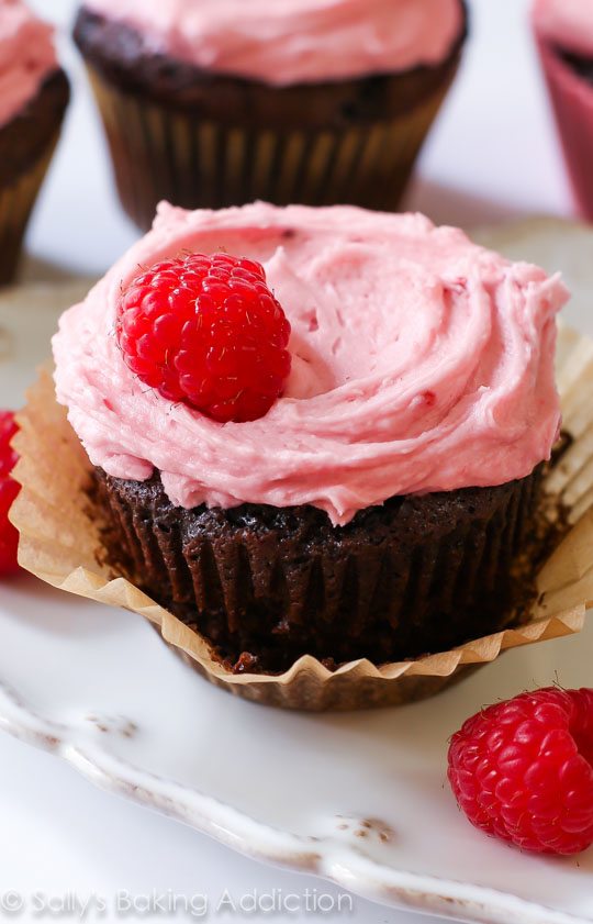 Ces petits gâteaux au chocolat faits maison avec un glaçage crémeux à la framboise ont le goût d'une petite truffe à la framboise parfaite!