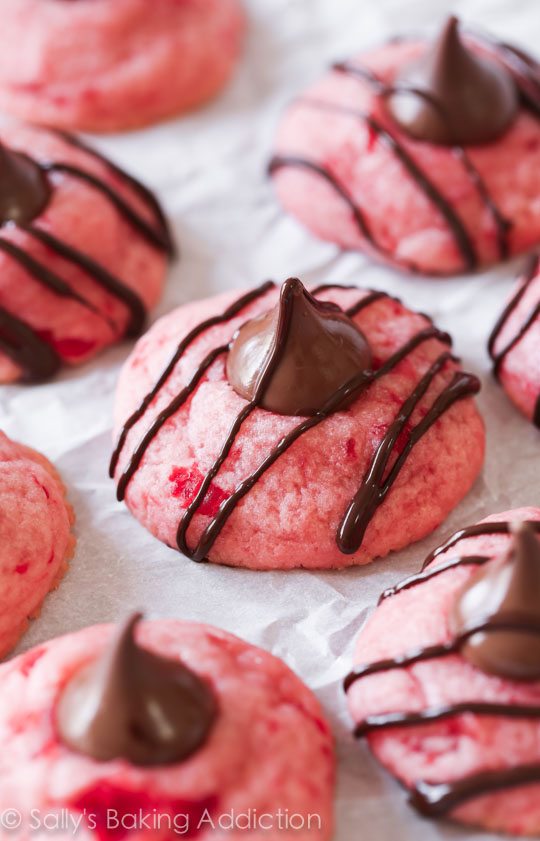 Chocolate Cherry Blossoms par sallysbakingaddiction.com - mon biscuit sablé préféré aromatisé à la cerise et aux amandes et orné de baisers au chocolat!