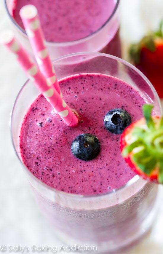 Ce smoothie Berry Purple Power est une pure saveur de baies. Avec un peu de protéines et des tonnes de baies juteuses, vous vous sentirez instantanément sous tension.