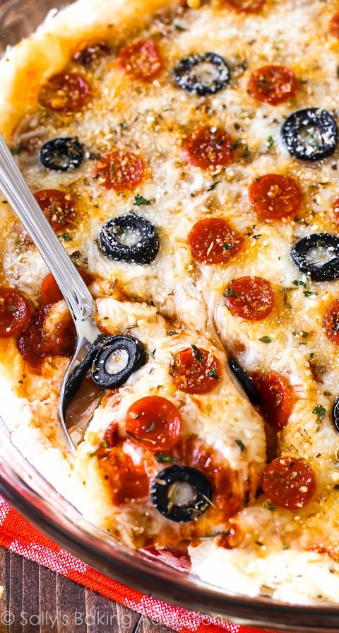 Trempette facile à la pizza au pepperoni allégée avec du yogourt grec - voici ma recette préférée de trempette à pizza! sallysbakingaddiction.com