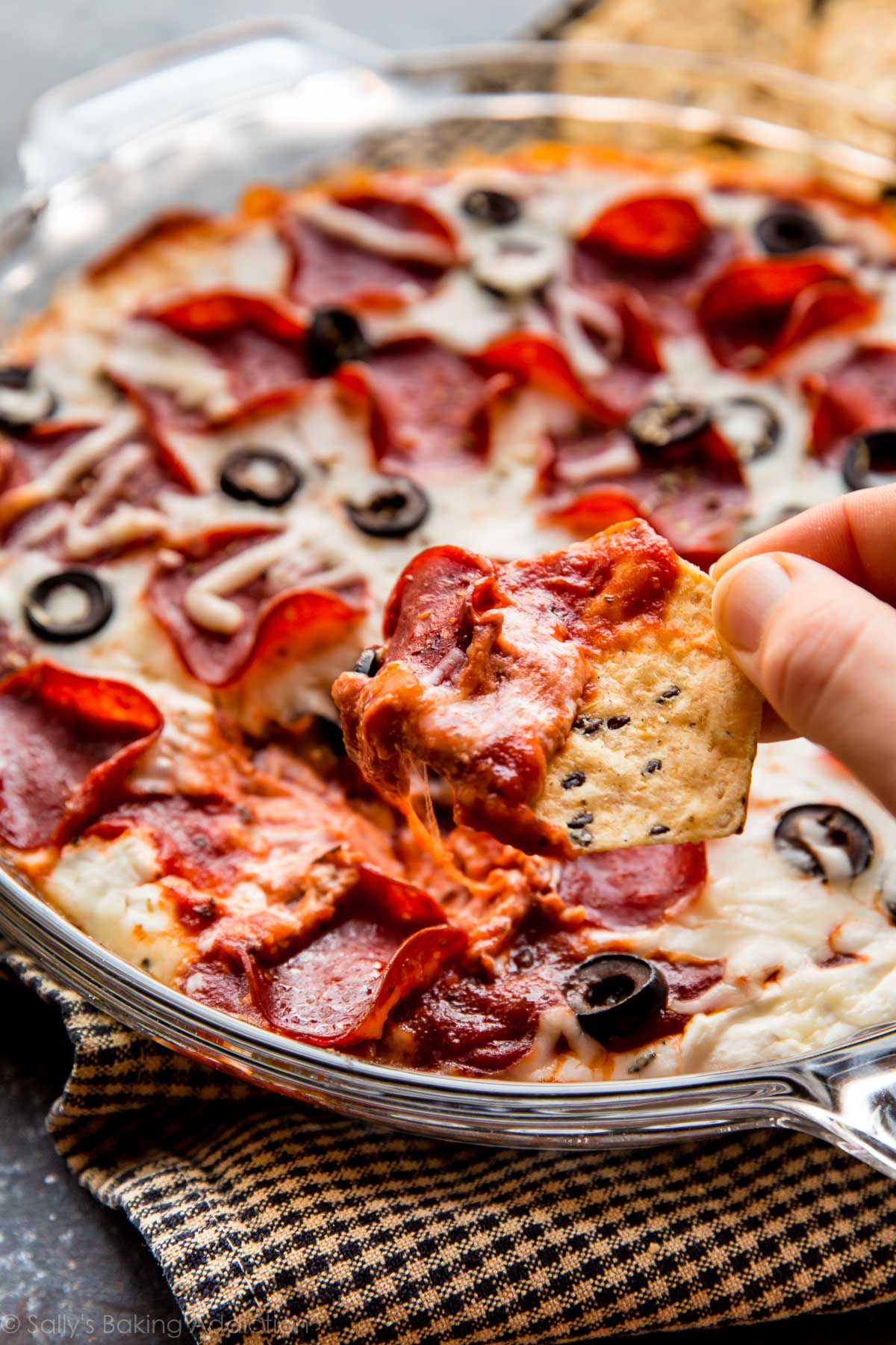 Trempette de pizza au pepperoni allégée rapide et facile avec du yogourt grec - c'est ma recette préférée de trempette pour pizza! sallysbakingaddiction.com