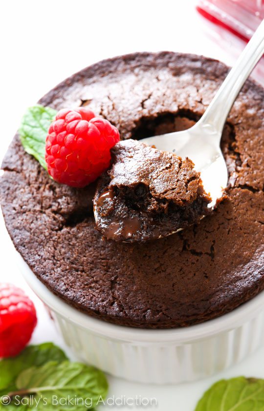 Gâteaux au chocolat et au fudge pour 2! La recette simple pour ces gâteaux de type lave fondue se trouve sur sallysbakingaddiction.com
