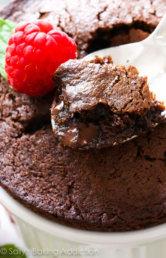 Gâteaux au chocolat et au fudge pour 2! La recette simple pour ces gâteaux de type lave fondue se trouve sur sallysbakingaddiction.com