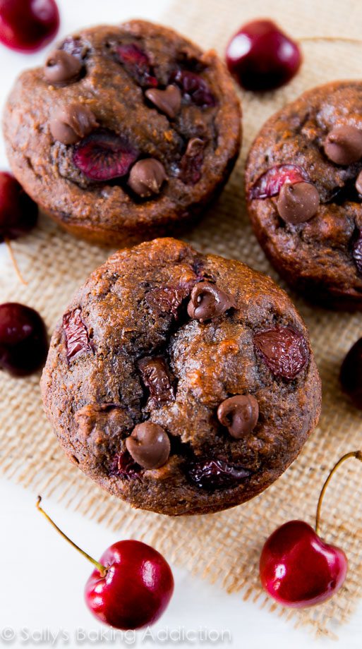 Muffins Skinny Chocolate Cherry par @sallybakeblog