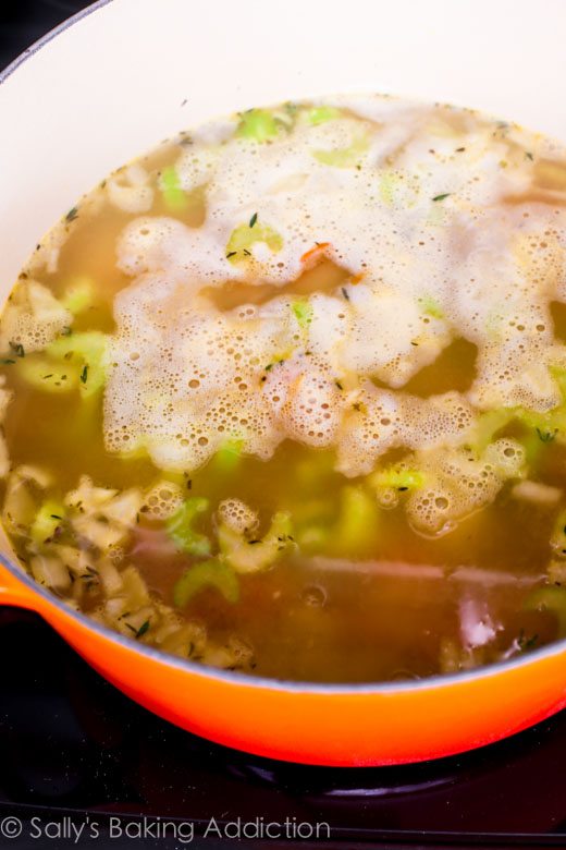 Recette de soupe crémeuse au poulet et aux nouilles allégée sur sallysbakingaddiction.com Facile, saine et réconfortante!