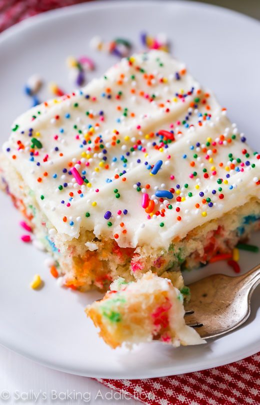 Gâteau de feuille Funfetti givré à la vanille par sallysbakingaddiction.com