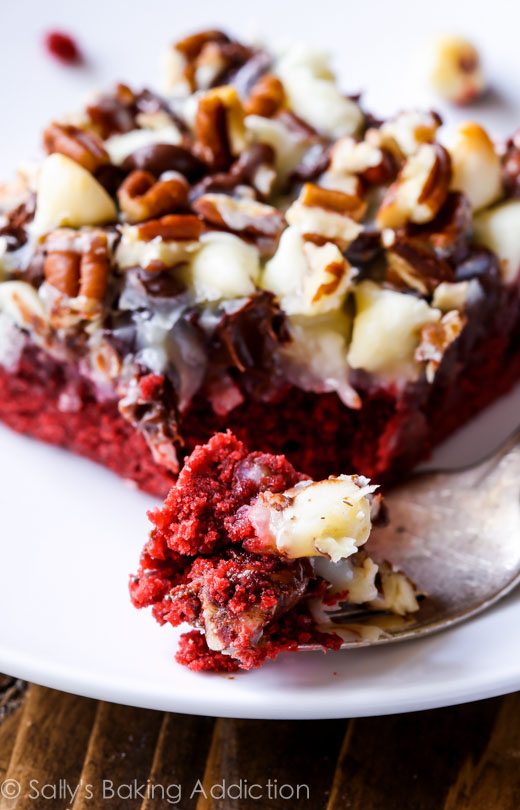 Red Velvet Seven Layer Bars sur sallysbakingaddiction.com - Il y a 7 couches à aimer dans ces barres de velours rouge moelleuses, gluantes et sucrées!