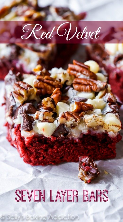 Red Velvet Seven Layer Bars sur sallysbakingaddiction.com - Il y a 7 couches à aimer dans ces barres de velours rouge moelleuses, gluantes et sucrées!