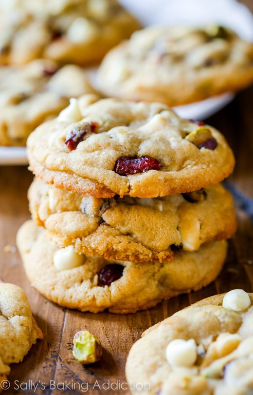 Biscuits au chocolat blanc et aux canneberges et aux pistaches sallysbakingaddiction.com