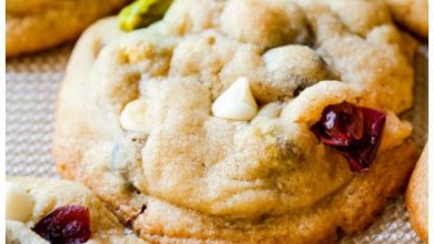 Photo of Biscuits au chocolat blanc et aux canneberges et aux pistaches